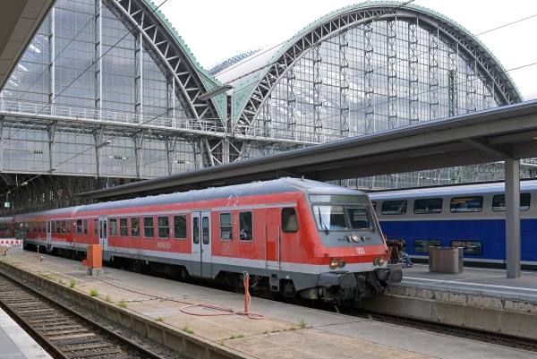 Steuerwagen Bnbdzf in Verkehrsrot.
